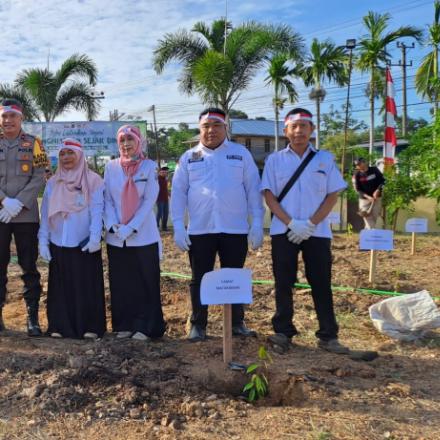 Polsek Mataraman Berkomitmen Lestarikan Negeri Penghijauan Melalui Penanaman Pohon Sejak Dini